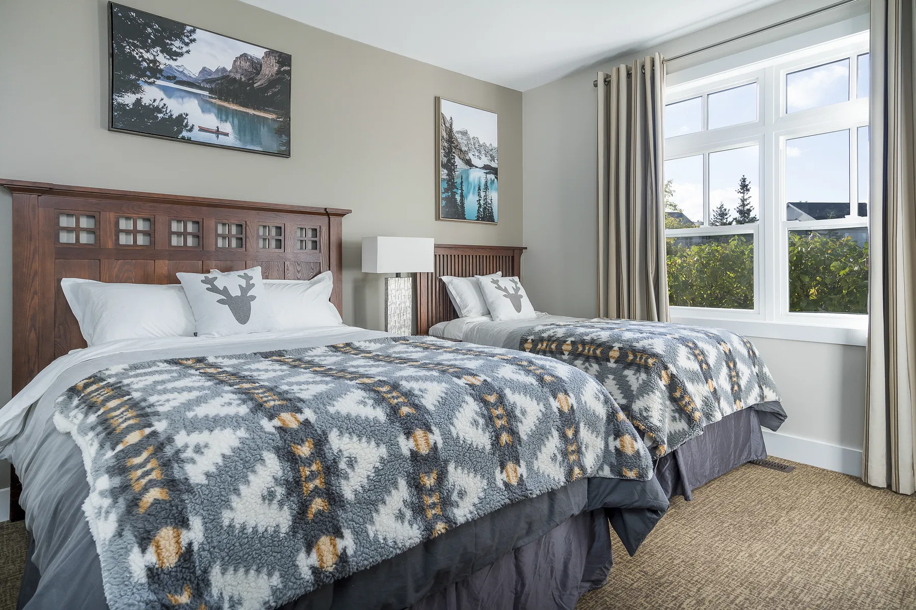 Bedroom with queen and twin beds